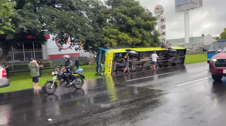 Cruz Roja atendió a 14 personas tras vuelco de autobús en la Autopista General Cañas