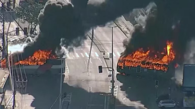 Hay más de 12 detenidos acusados de incendiar 35 autobuses en Río de Janeiro por la muerte de un jefe criminal