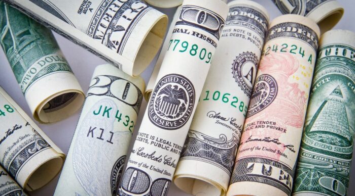 Tipo de cambio del dólar cayó ¢6 en una semana