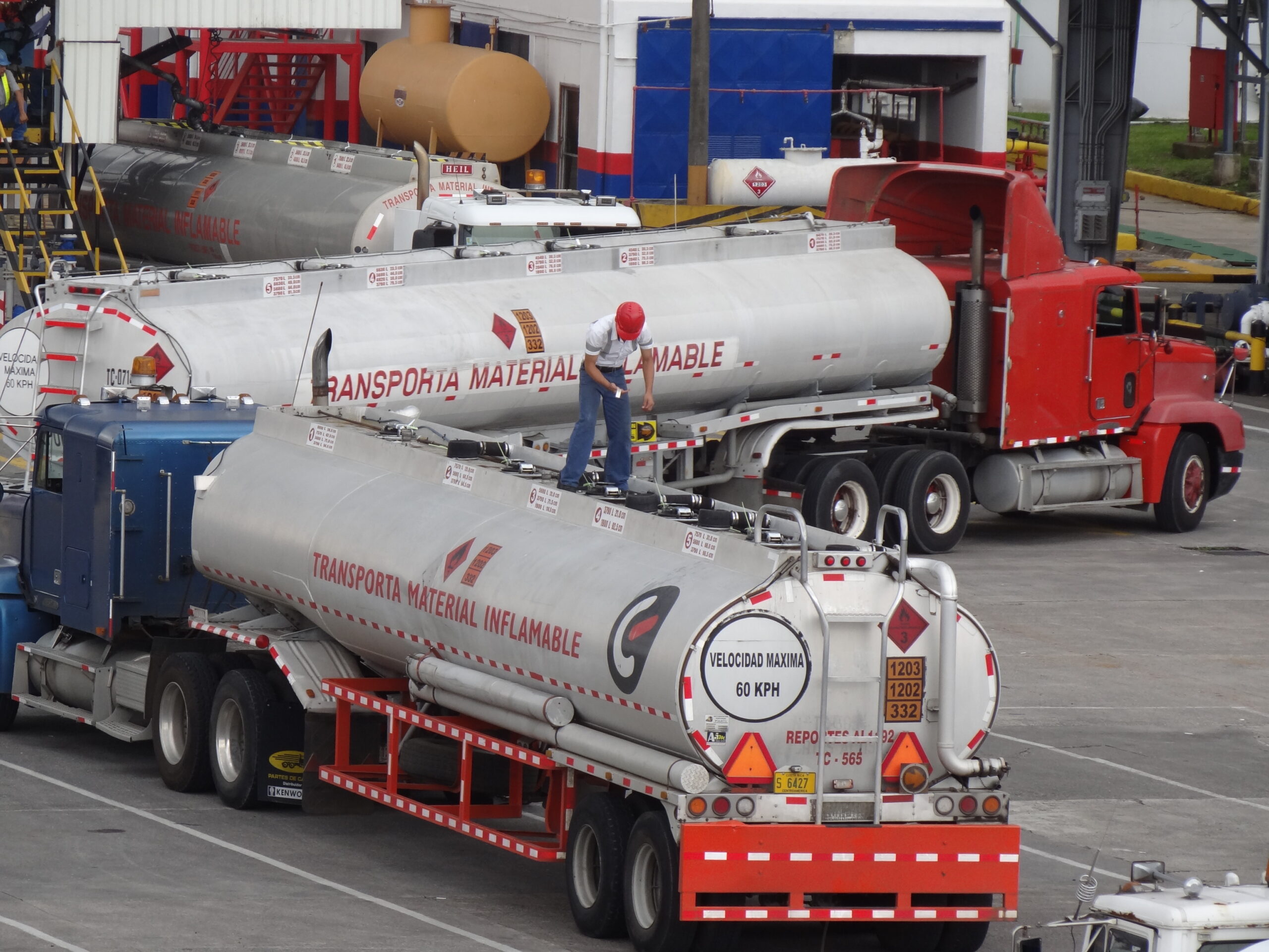 Empresarios no vislumbran afectación en precios de combustibles por conflicto bélico entre Hamás e Israel