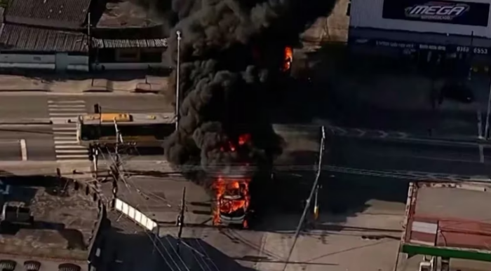 Violencia y caos en Brasil: incendiaron 35 autobuses en Río de Janeiro tras la muerte de un jefe parapolicial
