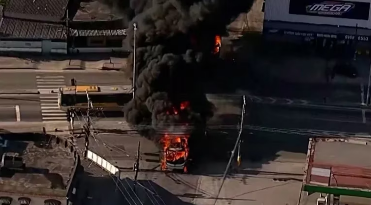 Violencia y caos en Brasil: incendiaron 35 autobuses en Río de Janeiro tras la muerte de un jefe parapolicial