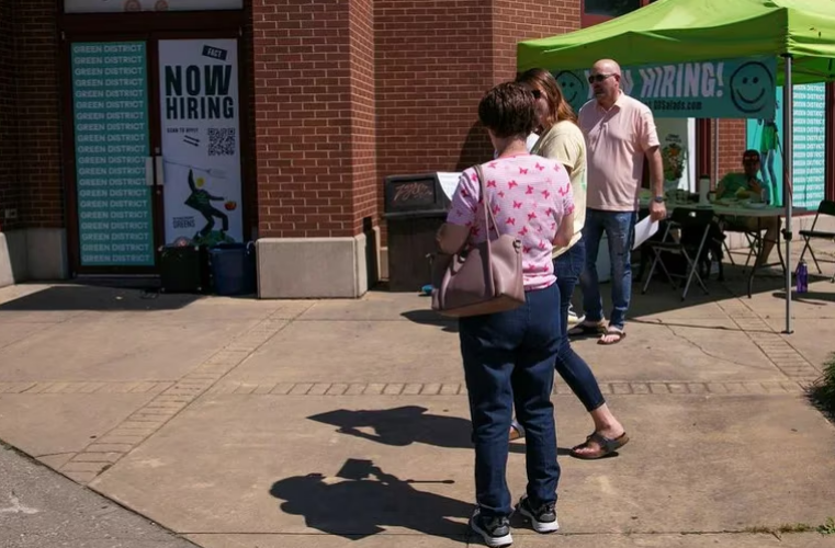 Estados Unidos creó más empleos que los previstos en septiembre y se esperan nuevas alzas en la tasa de interés