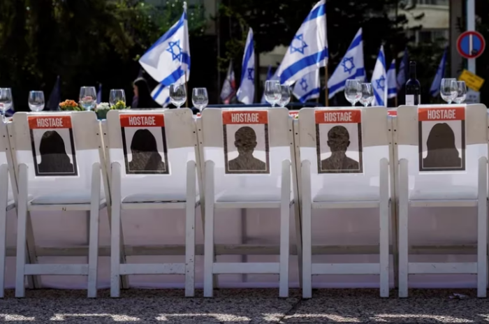 Los 13 rehenes liberados por el grupo terrorista Hamas están camino a Egipto bajo cuidado de la Cruz Roja