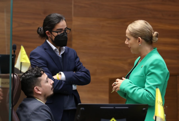 Aprueban reforma para que padres tengan licencia de paternidad en caso de que la madre fallezca durante el parto