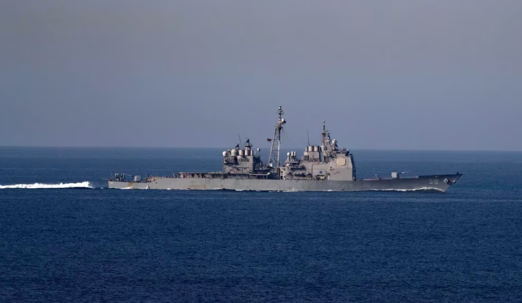 Un buque de guerra de Estados Unidos en el mar Rojo derribó tres misiles y varios drones disparados desde Yemen