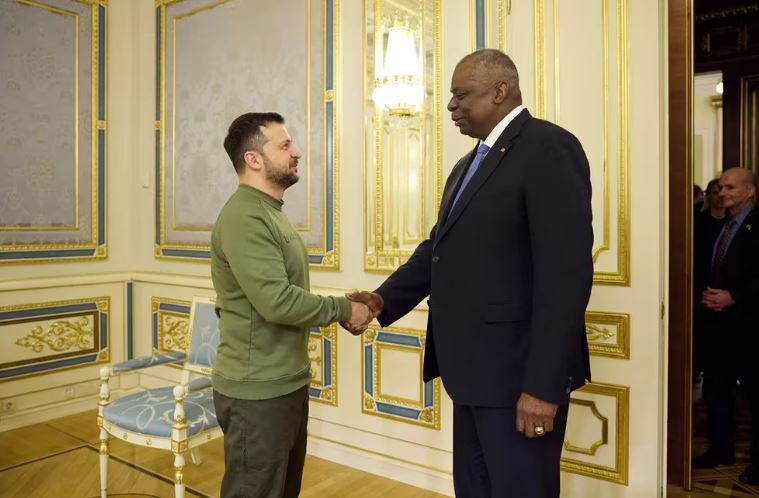El jefe del Pentágono le prometió a Zelensky que Estados Unidos seguirá apoyando a Ucrania y anunció un nuevo paquete de ayuda