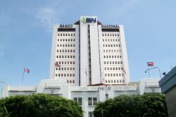 Detienen a 7 funcionarios del Banco Nacional y a guarda de seguridad investigados por faltante de ¢3200 millones en bóveda
