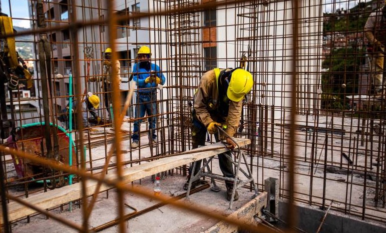 Asfaltos, acero, combustibles y llantas están hasta 37% más baratos que hace un año