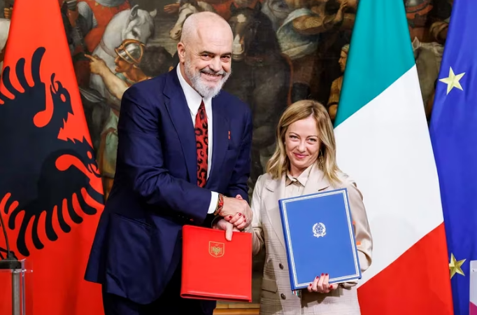 Cómo es el plan de Italia para construir en Albania centros para migrantes rescatados en el Mediterráneo