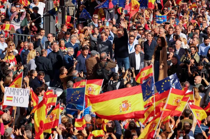Miles de manifestantes elevan el tono contra Pedro Sánchez y sus pactos: piden una huelga general y elecciones