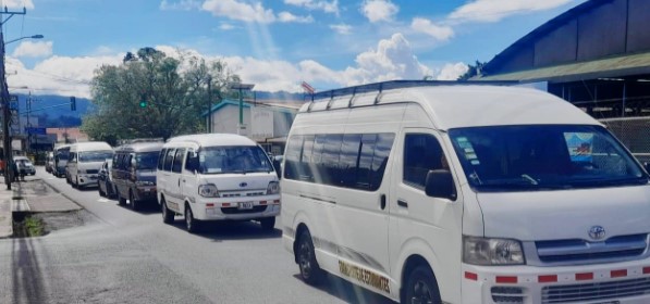 Transportistas realizan protestan en San José: buscan que se amplié vida útil de unidades