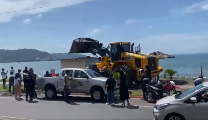 Puestos de venta en playa Caldera fueron desalojados por reclamo de derecho de vía