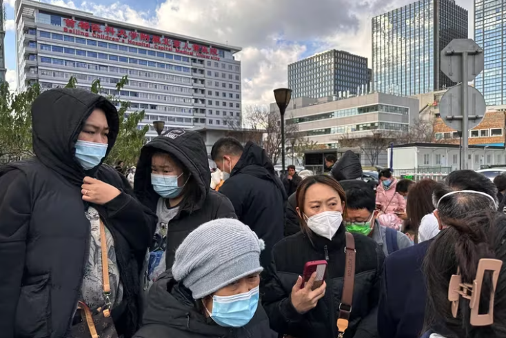 El brote de enfermedades respiratorias en China podría durar dos semanas más, según expertos