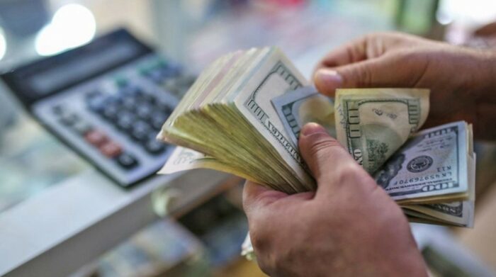 Dólar llega a monto más bajo en 20 años: Expertos creen que se normalizaría hasta marzo o abril