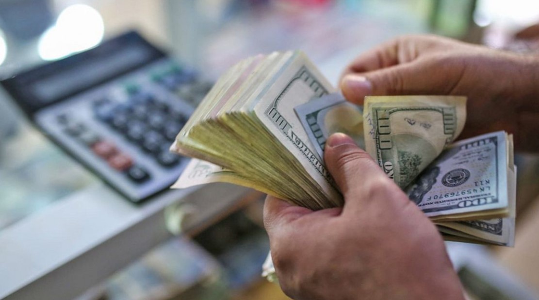 Dólar llega a monto más bajo en 20 años: Expertos creen que se normalizaría hasta marzo o abril