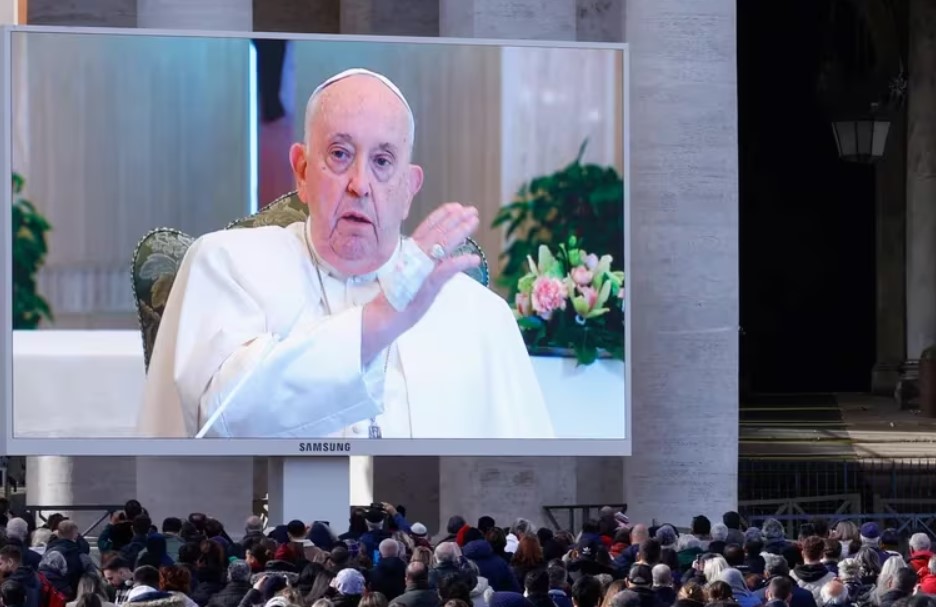 El papa Francisco reveló que tiene una “inflamación pulmonar” y no se asomó a la Plaza San Pedro para el Ángelus
