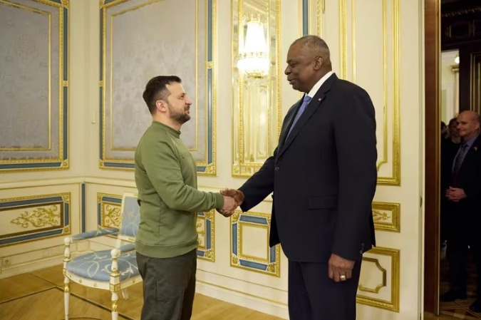 Secretario de Defensa de E.E.U.U promete a Zelensky un nuevo paquete de ayuda
