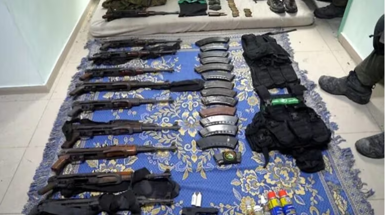 El Ejército israelí divulgó imágenes del arsenal de Hamas hallado en el hospital Al Shifa en Gaza