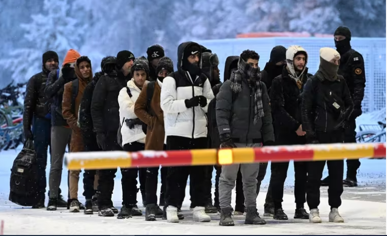 Tras el cierre de cruces fronterizos con Rusia, Finlandia creará centros de recepción de migrantes