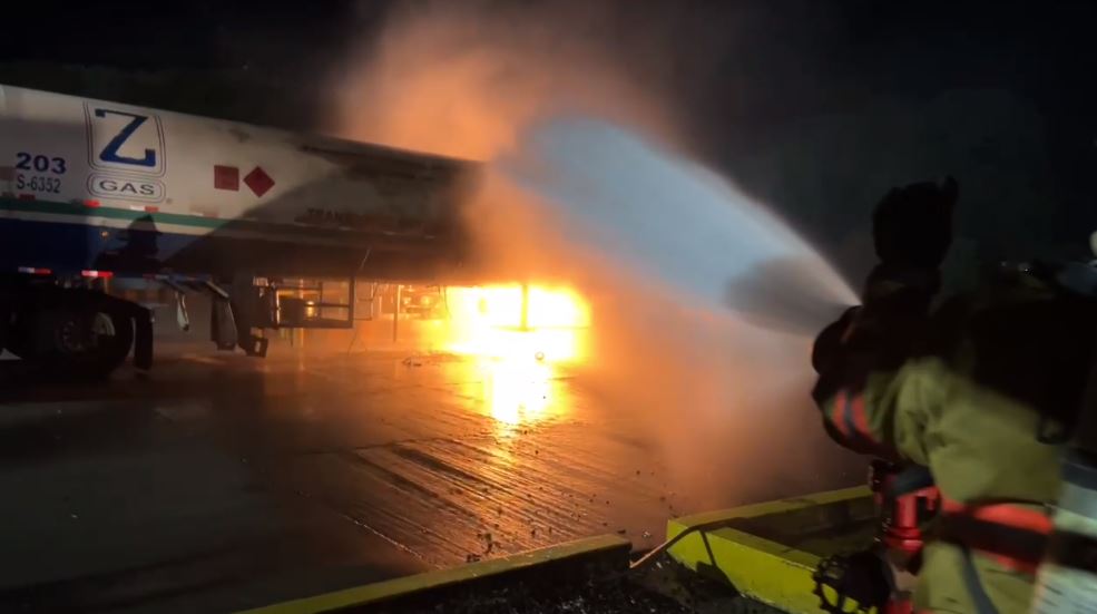 Bomberos atendieron incendio en válvulas de camión cisterna que llevaba 10 mil galones de GLP