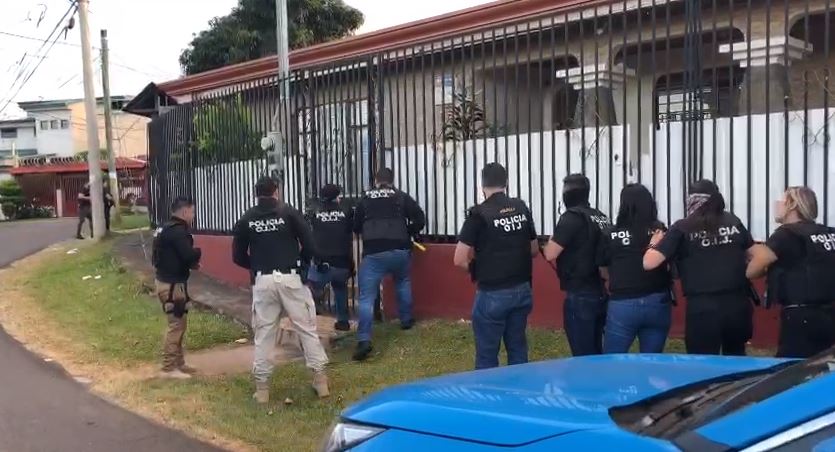 Detienen a sospechosos de comprar vehículos prendados que luego vendían más caros