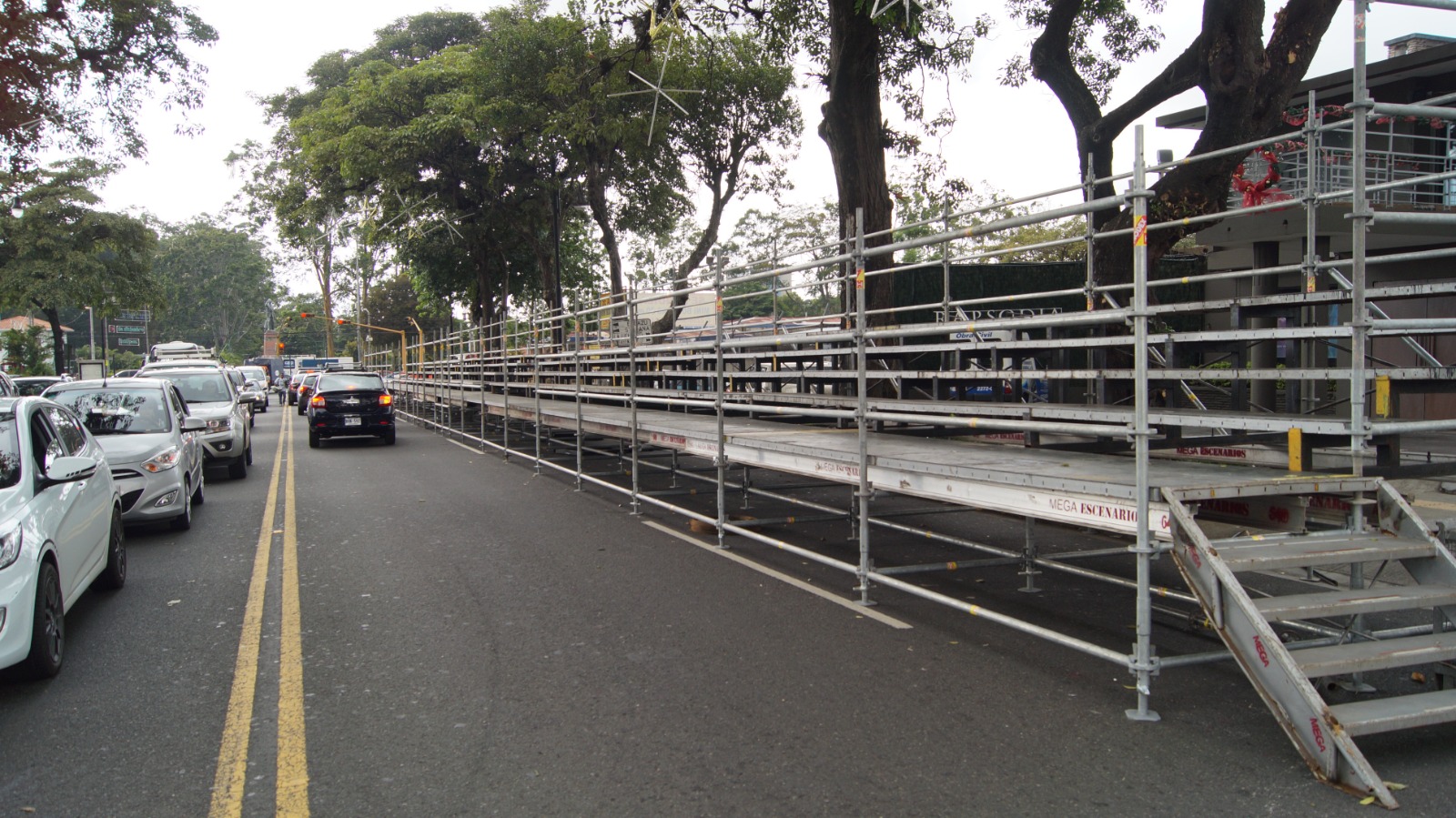 Ya inició colocación de tarimas en Paseo Colón, Calle 42 y Avenida Segunda por Festival de la Luz