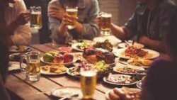 Médicos recuerdan evitar excesos de comida y alcohol y cuidar horas de sueño durante fin de año