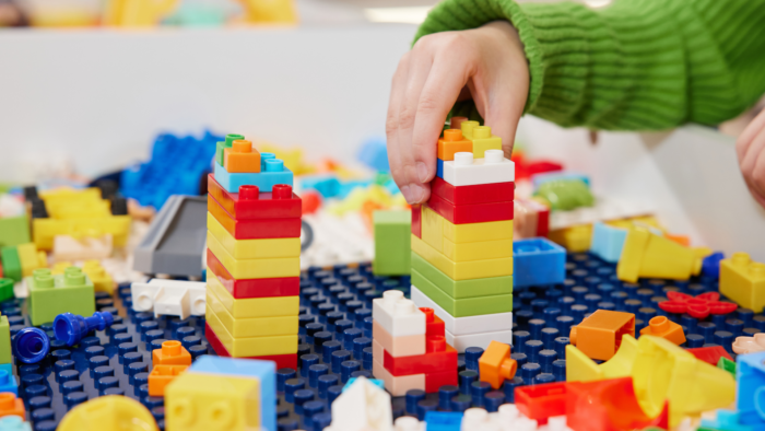 ¡Películas y regalos! Nova Cinemas se une a campaña del Padre Sergio para recolectar obsequios para niños