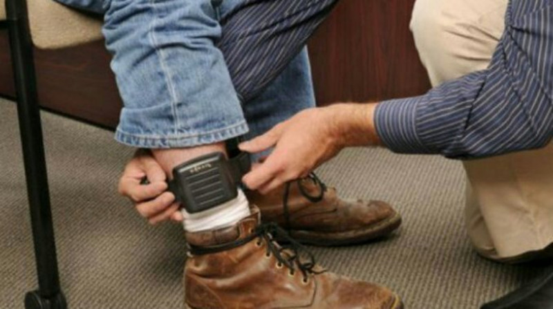 Buscan aumentar lista de delitos en los que no aplica arresto domiciliario con brazalete electrónico