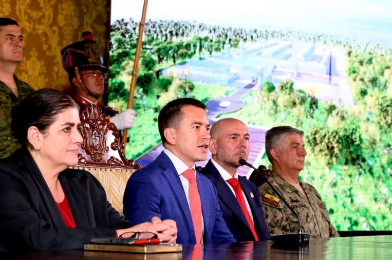 Noboa presentó sus cárceles con el “modelo Bukele” mientras siguen los motines en Ecuador