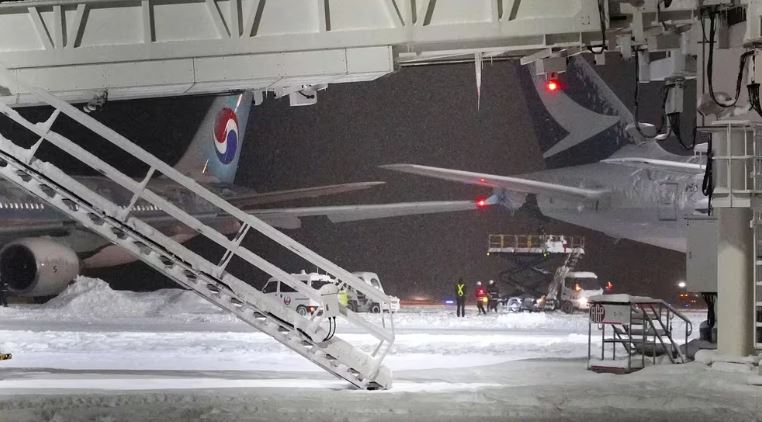 Otro accidente en Japón: un avión con 289 pasajeros a punto de despegar impactó un ala contra una aeronave estacionada