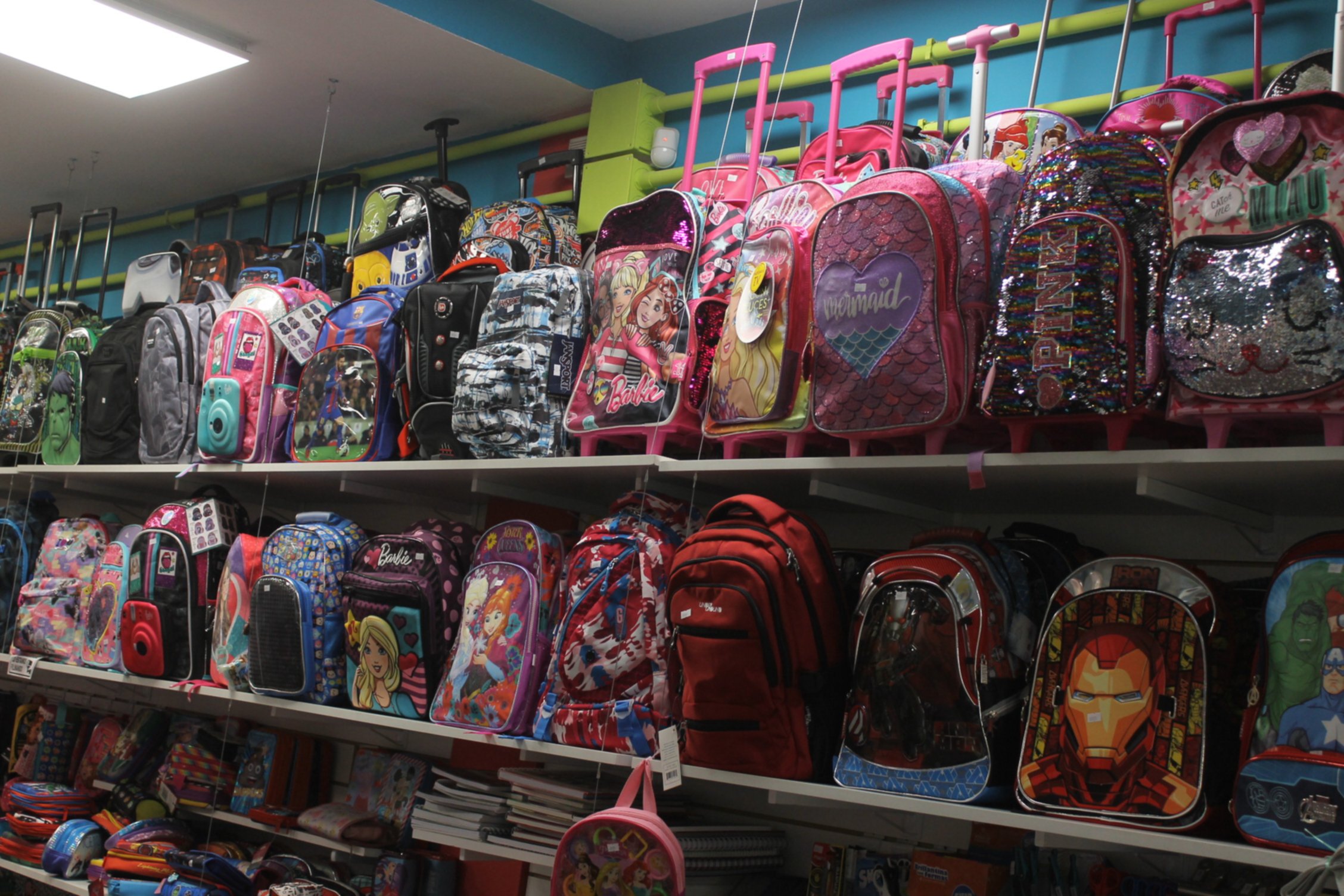 OMS recomienda que niños no carguen más del 15% de su propio peso en bultos que llevan a la escuela