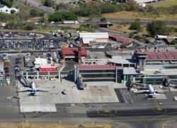 Empresarios turísticos urgen solucionar situación de interrupciones del tráfico aéreo en el Aeropuerto Juan Santamaría