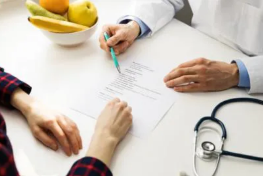 Nutricionistas advierten sobre peligros por dietas que circulan en redes sociales