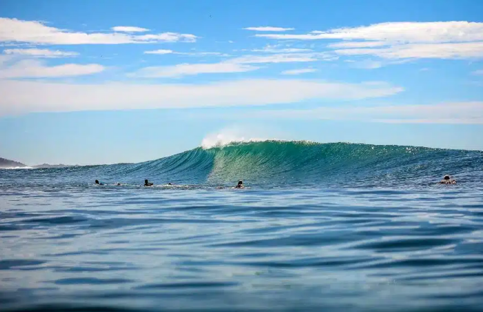 Advierten oleaje fuerte de hasta 2.7 metros en el Caribe para las próximas horas