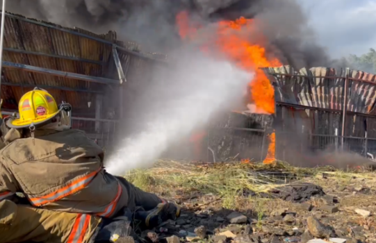 25 personas fueron atendidas tras incendio en planta recicladora ubicada en La Unión