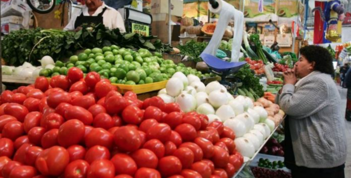 Economistas advierten que precios de productos básicos siguen presionando a los hogares ticos