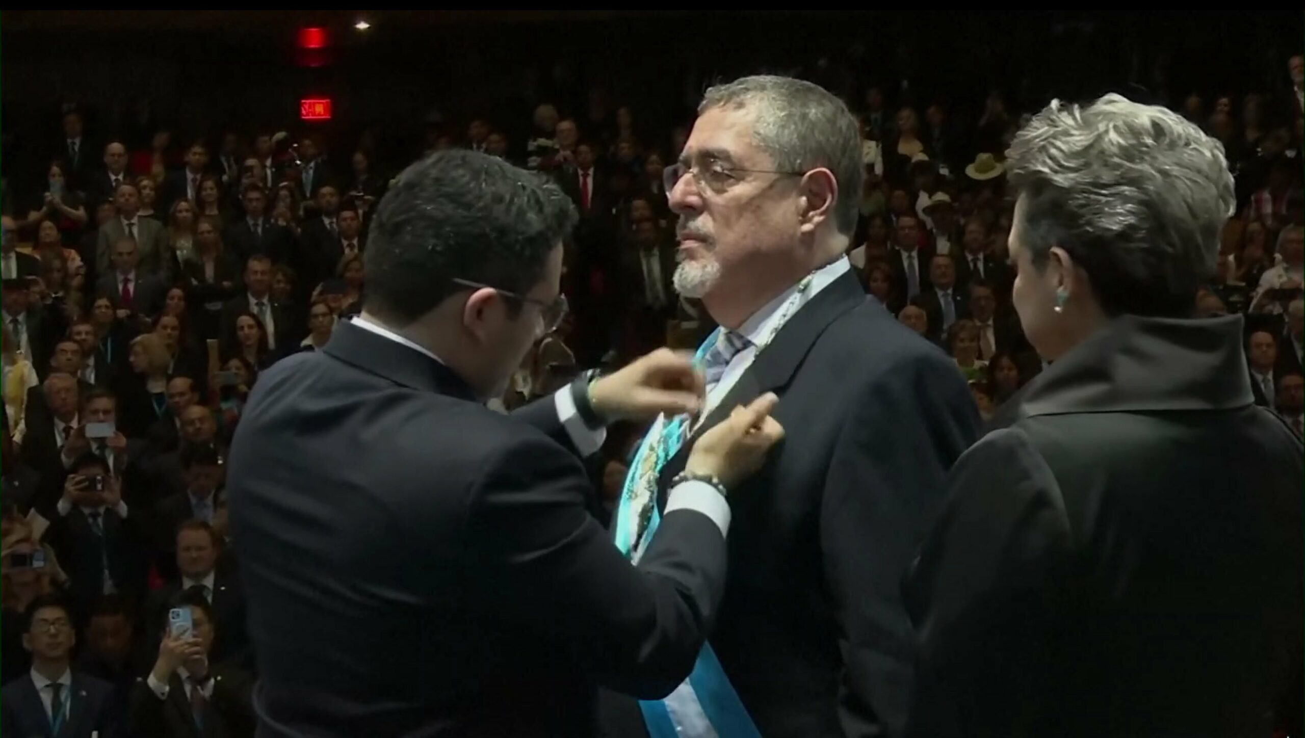 Después de horas de tensiones, Bernardo Arévalo juró como presidente de Guatemala
