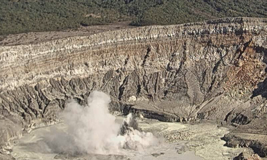 OVSICORI mantiene monitoreo de pequeñas erupciones en el Volcán Poás