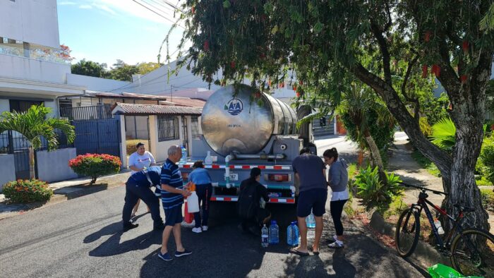 Regulador califica de ‘irresponsable, tardía y errática’ la reacción del AyA en situación por agua contaminada