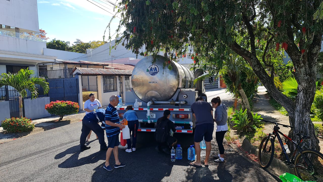 Regulador califica de ‘irresponsable, tardía y errática’ la reacción del AyA en situación por agua contaminada