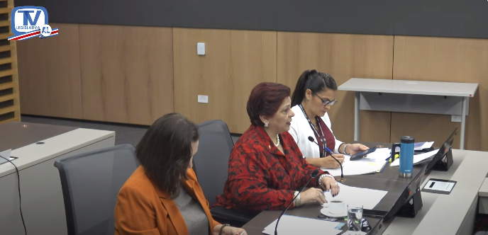 Diputados reaccionaron molestos ante ausencia de la Presidenta de la CCSS en comisión
