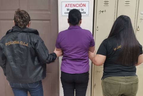 Detienen a trabajadora de almacén como sospechosa de sustraer datos de tarjetahabientes para hacer compras personales