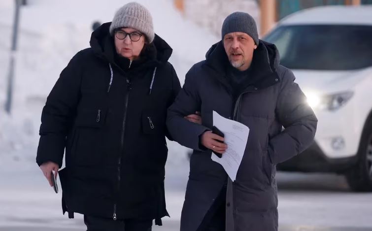 El Kremlin dio a la madre de Alexei Navalny un ultimátum: o accede a un funeral privado o lo enterrarán en la cárcel donde murió