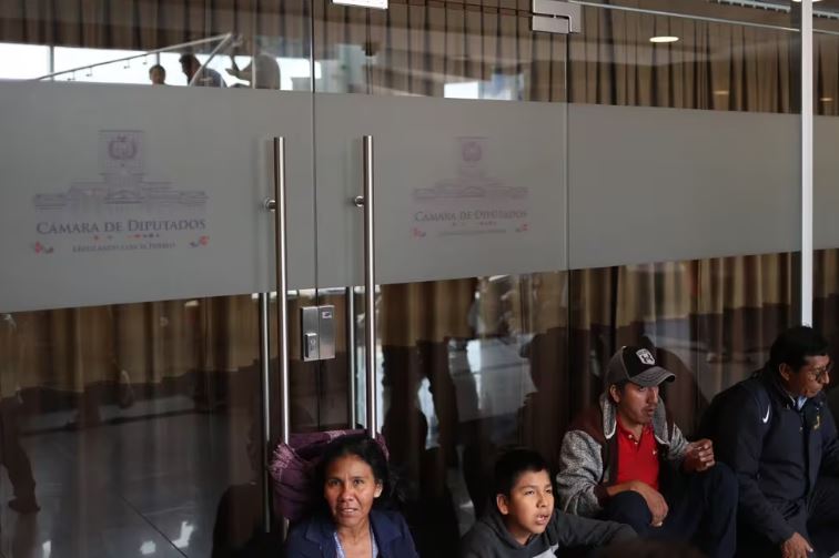 Crisis en Bolivia: diputados opositores denuncian que grupos de choque del MAS los mantienen secuestrados en el Parlamento