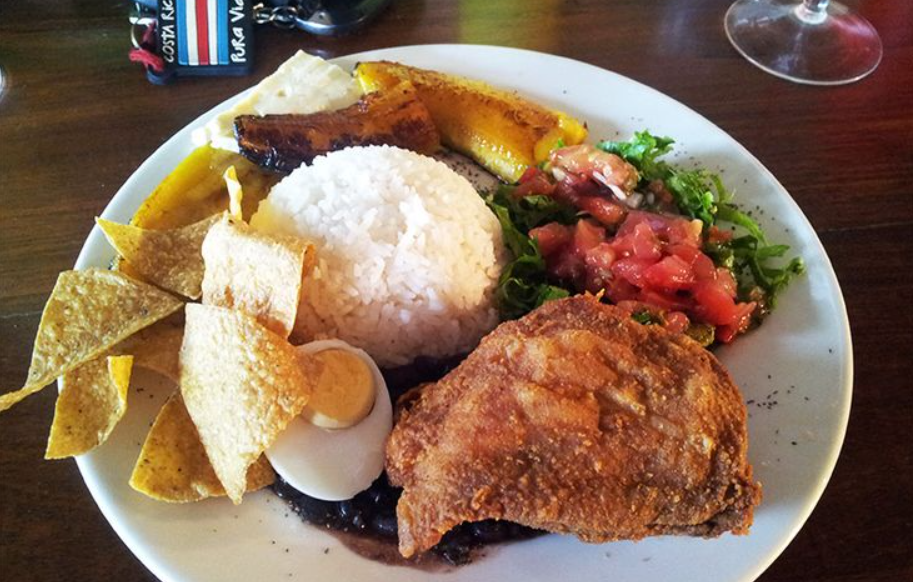 Casados, gallo pinto y pollo frito: Precio de mayoría de comidas fuera del hogar aumentó en un año
