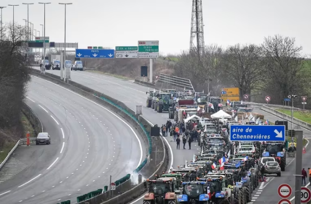 Los sindicatos de agricultores franceses levantaron la huelga y pidieron poner fin a las protestas en las carreteras