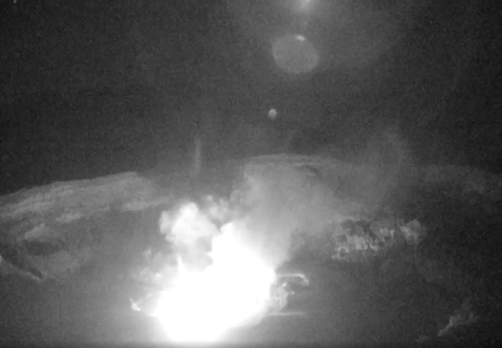 Volcán Poás registró actividad incandescente en el cráter