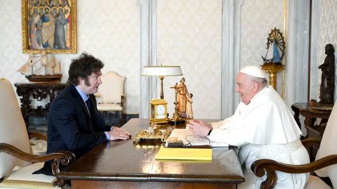 Javier Milei y el papa Francisco estuvieron reunidos más de una hora en el Vaticano: hablaron de la crisis económica